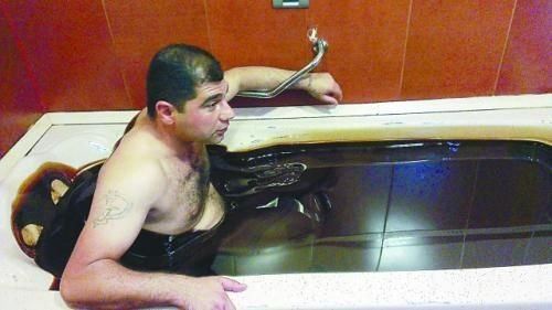 阿塞拜疆人洗石油浴治病 每次只能洗10分钟(图)