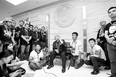 泰国多个政府部门被示威者占领 部长被赶跑