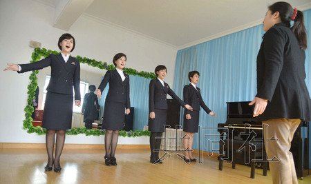 朝鲜正致力于振兴流行音乐，平壤音乐大学从今年开始努力培养流行歌手。图为学生们正在上流行音乐声乐课。10月摄于平壤。（共同社）