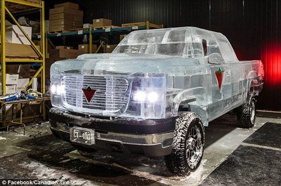 冰雕师用5吨冰块造“冰汽车” 时速20公里(图)
