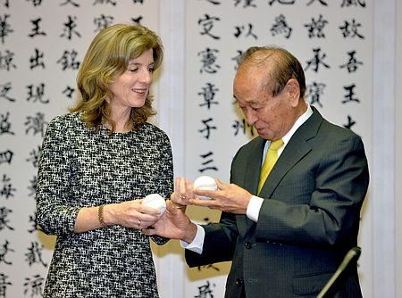 美驻日大使首次访问冲绳 向战殁者墓地献花(图)
