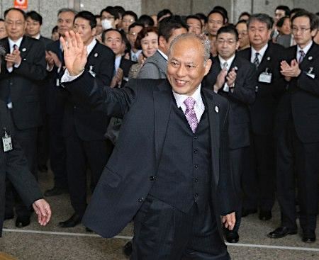 新任东京都知事走马上任 称知事椅子坐不热(图)