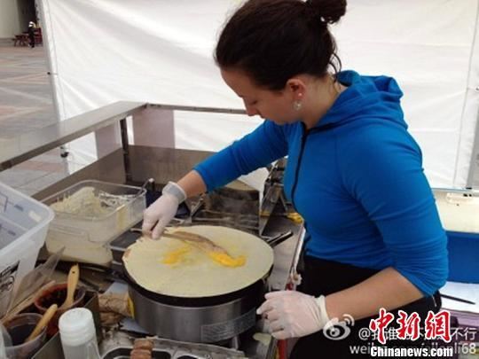 美国女孩卖煎饼果子 网友调侃“国粹”被窃取