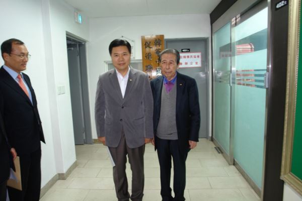 国会议员洪文钟拜访中国在韩侨民协会总会