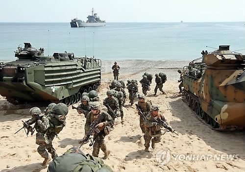 韩美海军陆战队在浦项进行联合演习