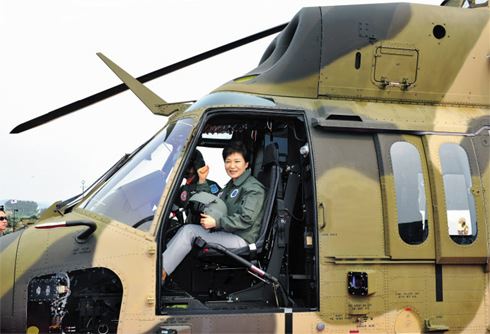 朴槿惠乘韩国产直升机 强调发展国防科技(图)