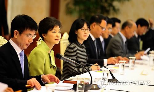 朴槿惠首次主持召开国民经济咨询会议