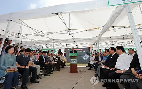韩国民主党国会外抗议 要求调查前国情院长