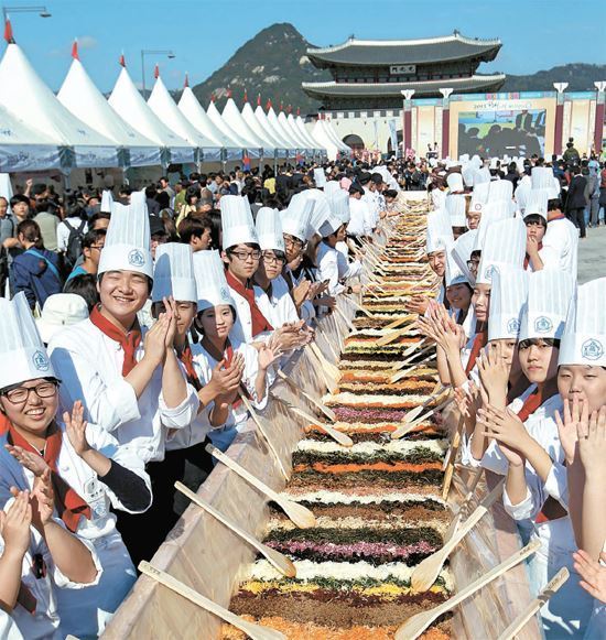 首届韩食日上的1万2013人份拌饭