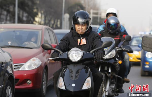 政协委员体验北京交通 二环线上“比拼”速度