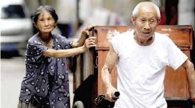 旬老夫妇为还3个儿子结婚债务捡废品17年