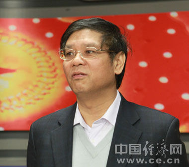 　资料图：2011年4月，辽宁省委常委、宣传部长张江参观中国经济网新演播厅。