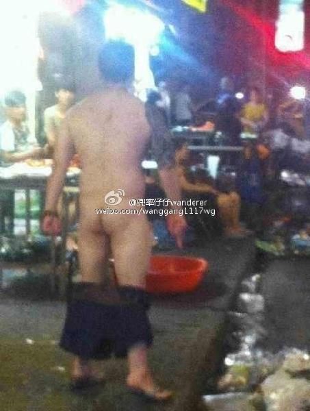 昨天凌晨，上海吃小龙虾最火爆的寿宁路上，一名喝醉酒的男子因为嫌小龙虾小，竟脱下短裤赤条条站在店门口，称龙虾还没有他的鸡鸡大。由于男子嗓门很大，迅速引发大量市民围观。