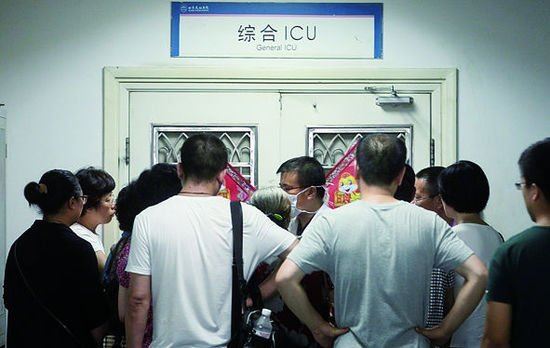 北京当街被摔女童确诊脑死亡 嫌犯疑处假释期