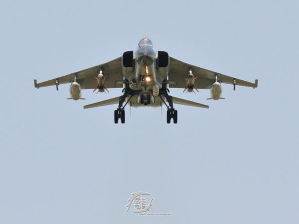 中国"飞豹"机群飞行6000公里 参加中俄军演