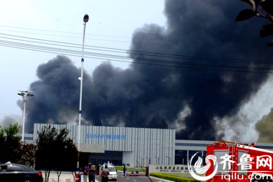 山东淄博1个科技园突发大火 现场浓烟滚滚