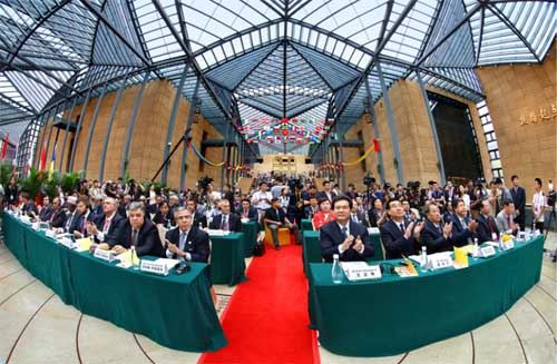 丝绸之路工商领导人（西安）峰会在西安隆重开幕