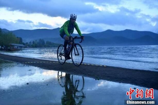 金秋十月泸沽湖晨曦景色美轮美奂 金秋十月泸沽湖晨曦景色美轮美奂