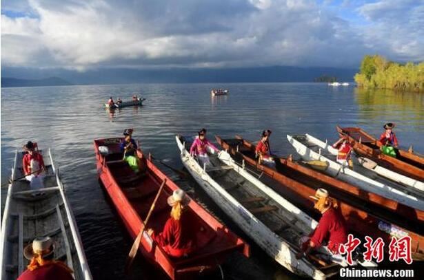 金秋十月泸沽湖晨曦景色美轮美奂 金秋十月泸沽湖晨曦景色美轮美奂