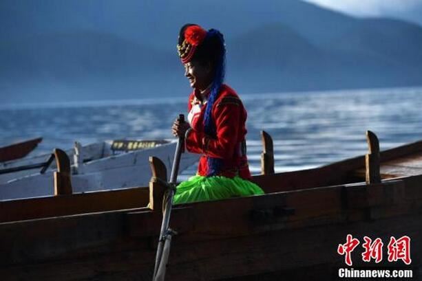 金秋十月泸沽湖晨曦景色美轮美奂 金秋十月泸沽湖晨曦景色美轮美奂