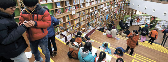 一天来访人数达5000名，首尔图书馆成为新景点