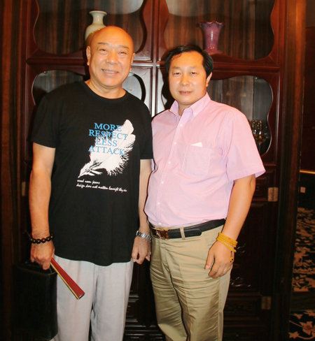 许顺喜和著名影视演员刘大刚、黄海冰在一起交流