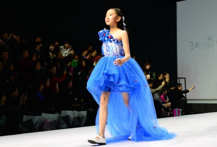小模特庞倾城 中国国际时装周一步倾城