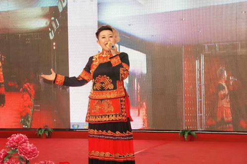 彝族歌手张家茜携徒弟出席CCTV《唱响中国人》启动