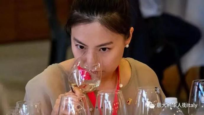 华人女孩获任意大利全国葡萄酒大赛评委