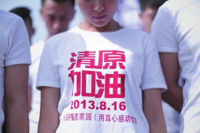 8月24日，辽宁抚顺，哀悼仪式上的民警（左图）和志愿者（右图）。新华社发