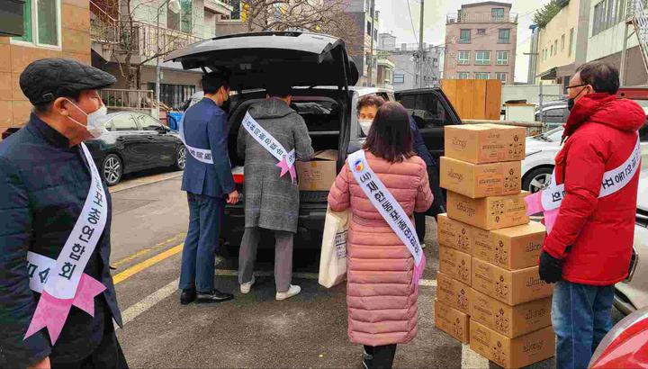 在韩同胞总联合会向在韩中国同胞分发防疫物资 共抗疫情
