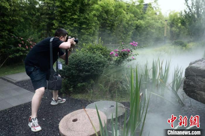 知名摄影师书画家走进成都温江 感受“健康花园城”生态之美