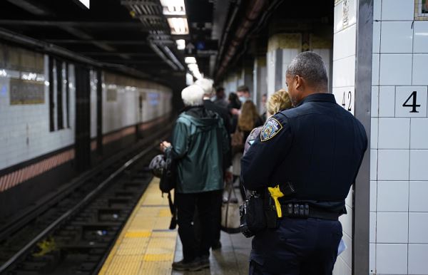 纽约男子地铁内遭袭后批政府不作为：民众不应带着恐惧坐车