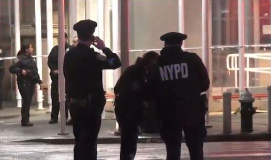 美国纽约万圣节游行遇危机：数声枪响传来 人群慌忙奔逃