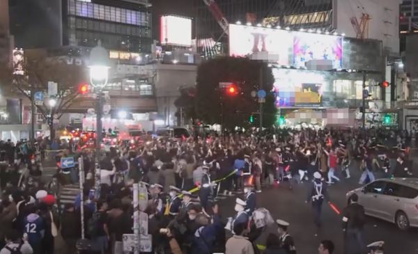 日本上万球迷聚集涩谷大街庆祝胜利 大批防暴警察维安