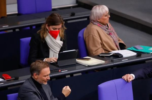 德国国会大厦削减能耗后气温骤降 议员穿羽绒服戴围脖不停跺脚