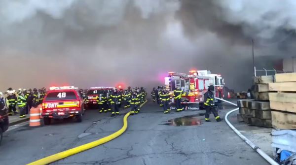 纽约警察局仓库火灾或持续数天 数十年累积证据材料将烧毁