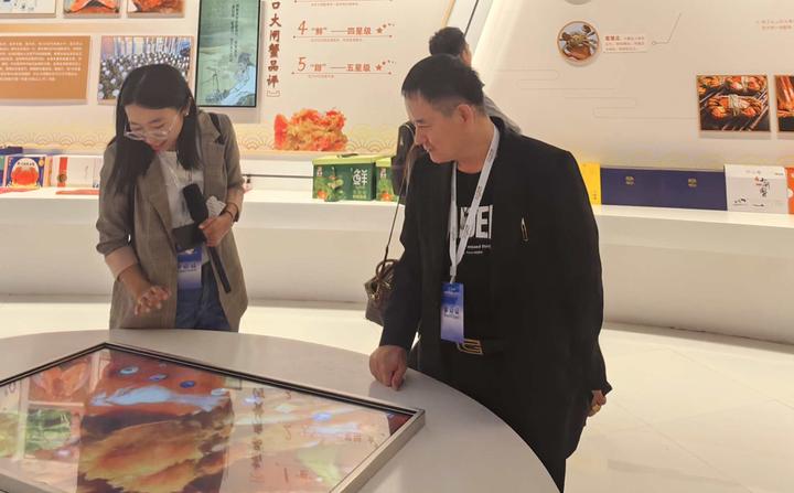 外媒记者探访黄河口大闸蟹产业园 赞叹“黄河口大闸蟹”荣登“好品山东”品牌