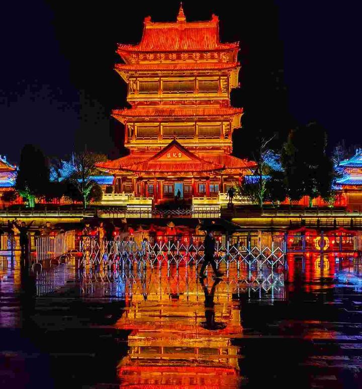 海外华文媒体记者夜游台儿庄古城 探寻大运河文化悠悠古韵