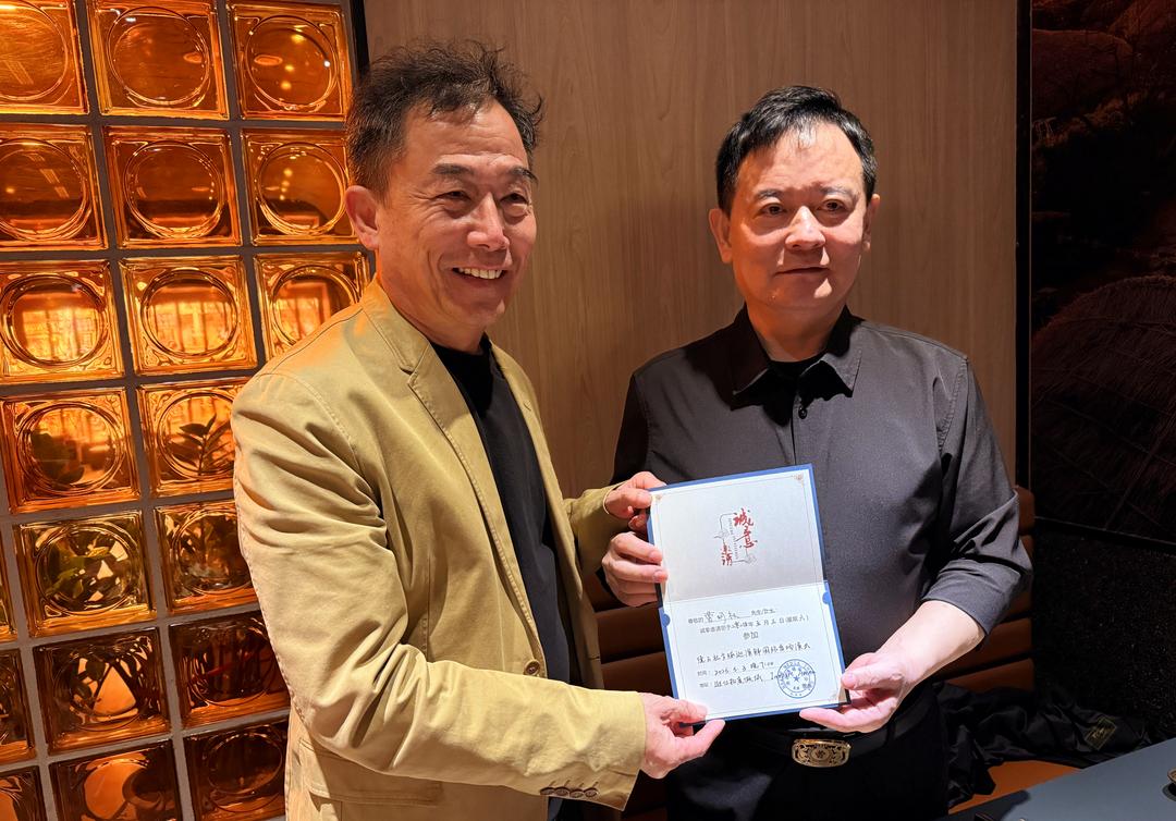 美国东方文化联谊会会长邳建新赴韩拜会曹明权博士并送德云社郭德纲老师韩国首场演出特别邀请函