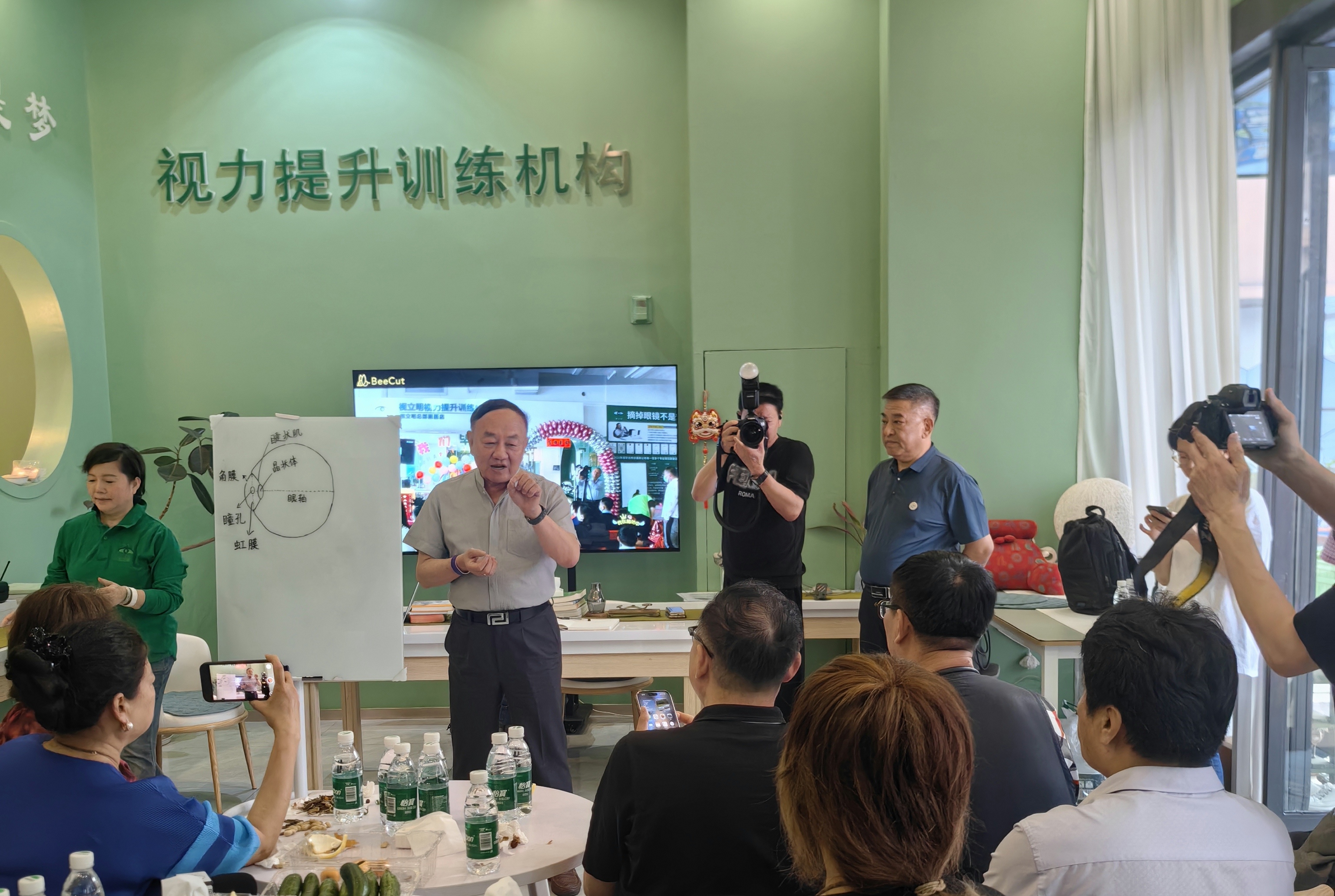 世界华文媒体聚焦视立明: 探寻视力保健的创新之路