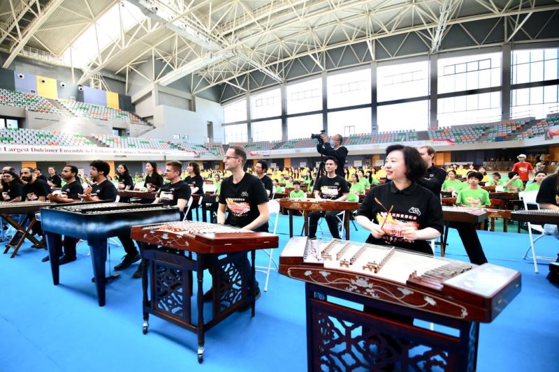 吉尼斯世界纪录“最大规模扬琴合奏” 中央音乐学院教授刘月宁领衔挑战成功