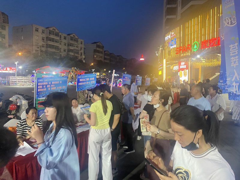 中国山东省济宁任城区：“清凉夏夜 职等你来” 人才夜市点亮就业新“夜”态