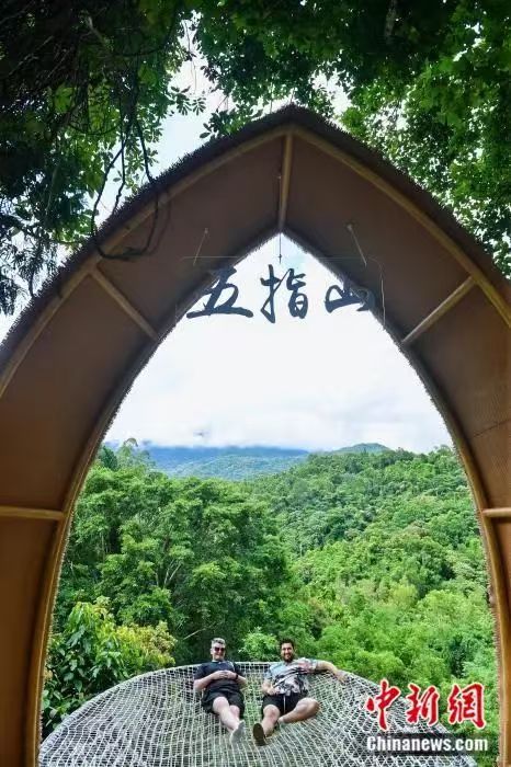 何以中国·行走海南｜看山见海，纵身入山海--天成美景方诺寨：雨林生态与黎族苗族文化和谐共生