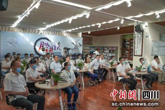 国网四川检修公司西昌运维分部开展“月城讲谈”活动。 钟欣 摄 国网四川检修公司西昌运维分部开展“月城讲谈”活动。 钟欣 摄
