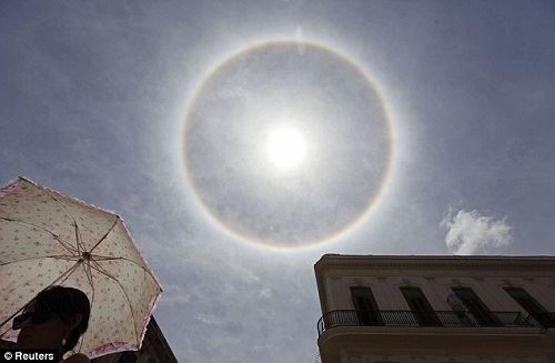 古巴一酒吧上空现“幻日” 太阳被光圈包围(图)