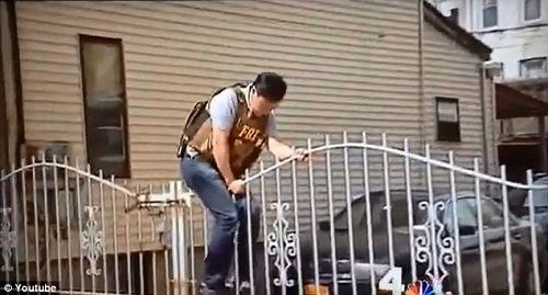 FBI探员神勇翻围栏身后队友推门进民宅（图）