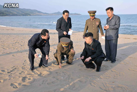 金正恩视察海滨浴场称人民对文娱生活要求高(图)