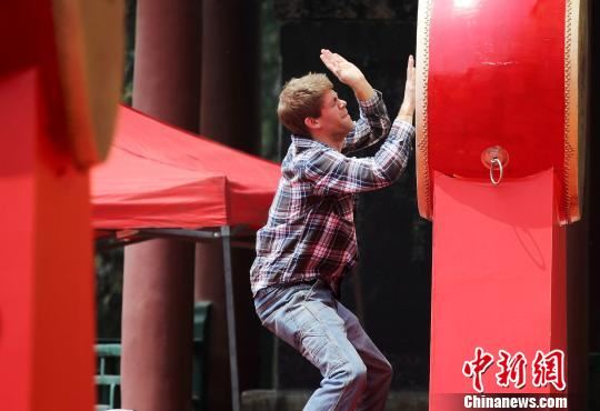 2013年东岳庙会今开幕香客乐享民俗文化（图）