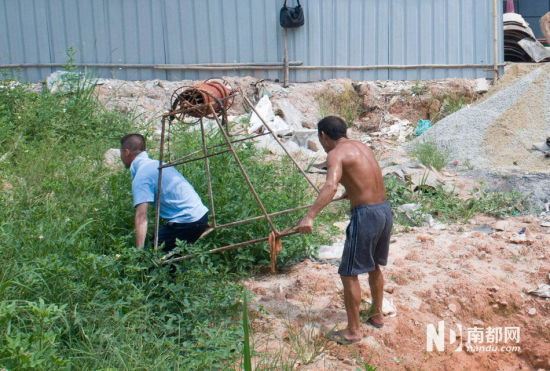 建筑工人将工具搬出工地,执法队调遣来挖土机进入工地对违章建筑进行原貌恢复。 建筑工人将工具搬出工地,执法队调遣来挖土机进入工地对违章建筑进行原貌恢复。